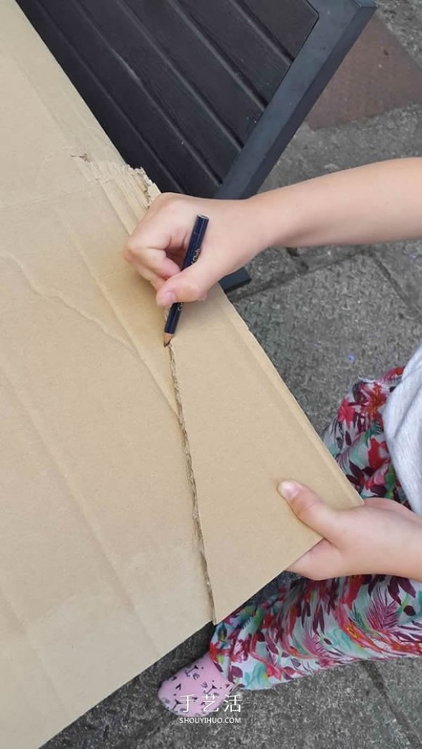 How to make a cardboard house and let your kids open a pizza shop