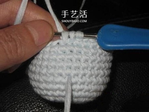 Illustration of how to knit baby warm woolen shoes by hand-knitting baby shoes