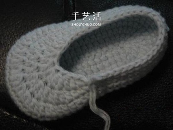 Illustration of how to knit baby warm woolen shoes by hand-knitting baby shoes