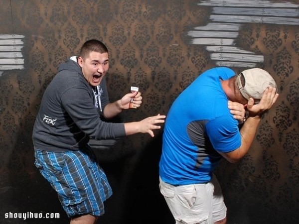 Super hilarious ~ 22 pictures of grown men being scared in a haunted house! 