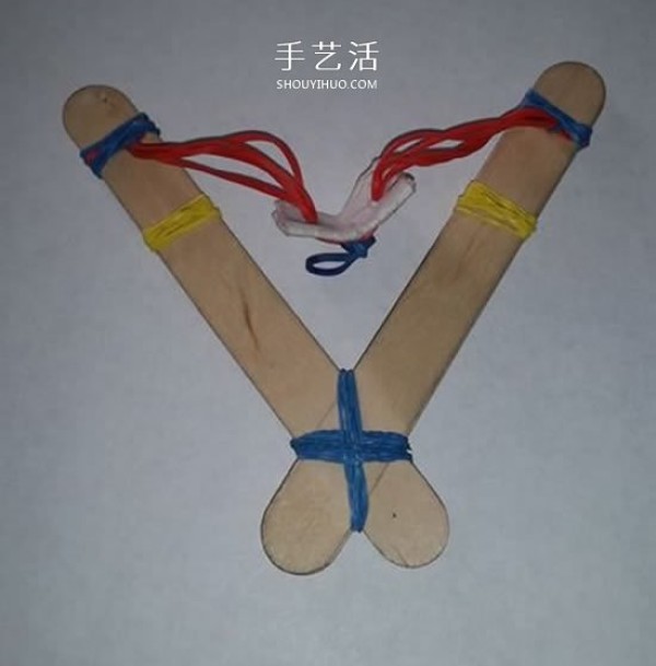 Illustration of how to make a homemade ice cream stick slingshot