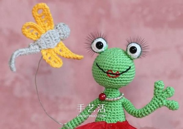 Illustrations of how to crochet dragonflies can be used as beautiful decorations on clothing