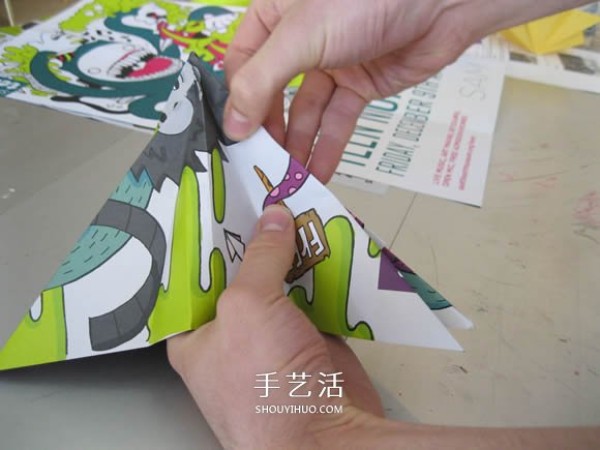 Illustration of how to make a simple paper umbrella. It can be opened and folded! 