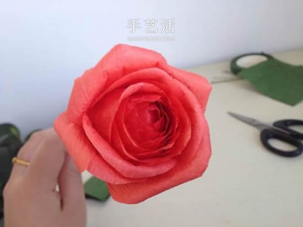 You can also make handmade paper vine roses with crepe paper