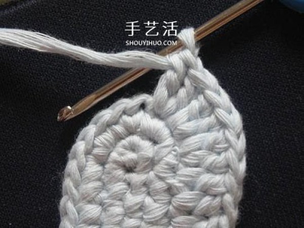 Illustration of how to knit baby warm woolen shoes by hand-knitting baby shoes