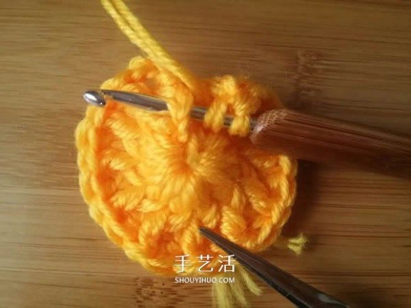 Illustration of the method of hand-crocheting single-color flower cushion/coaster