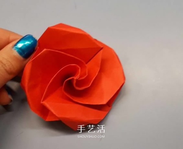 Illustrated tutorial on the origami method of a simple paper rose