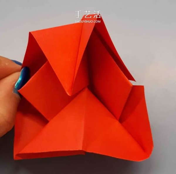 Illustrated tutorial on the origami method of a simple paper rose