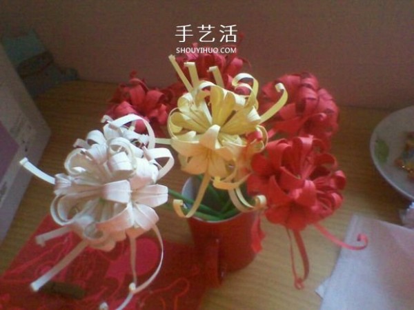 The folding method of Higan flower is illustrated in detail. The process of folding Higan flower is illustrated in detail.