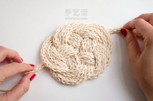 Illustration of a woven coaster made of wool and rope is like a beautiful cloud! 