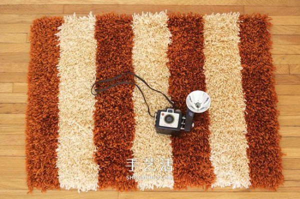 A simple hand-woven foot mat method and a two-color carpet weaving diagram