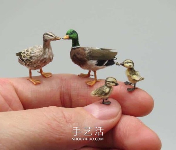 Super realistic miniature animal statues that fit on your fingertips! 