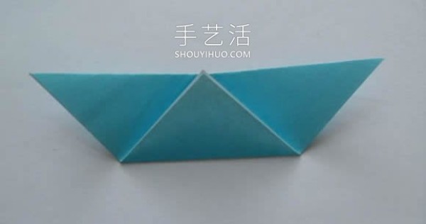 Illustrated tutorial on how to fold an origami triangular storage box using three pieces of paper