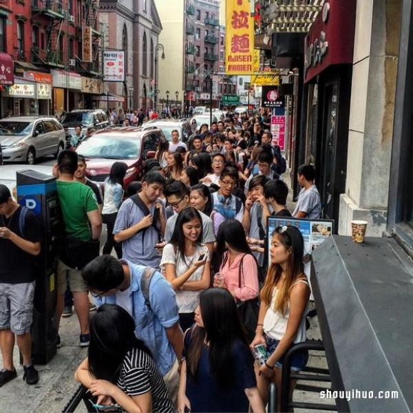 You can only get the rolled ice cream in New Yorks Chinatown after a long queue