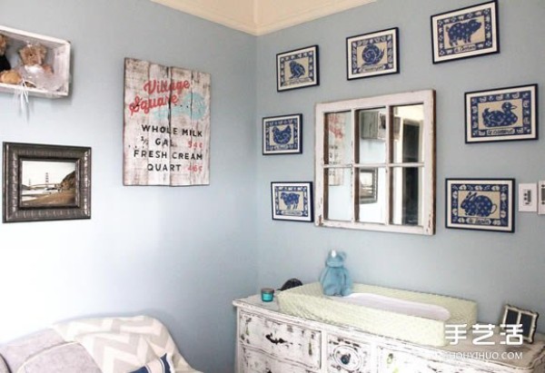 She decorated the entire apartment with furniture found at the flea market