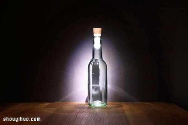 Rechargeable cork LED turns the glass bottle into a situation light