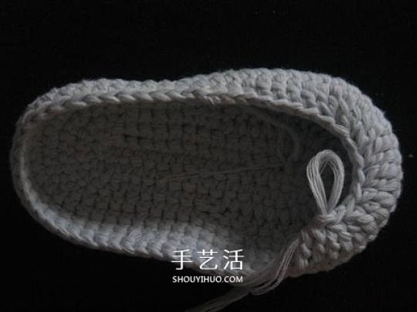 Illustration of how to knit baby warm woolen shoes by hand-knitting baby shoes