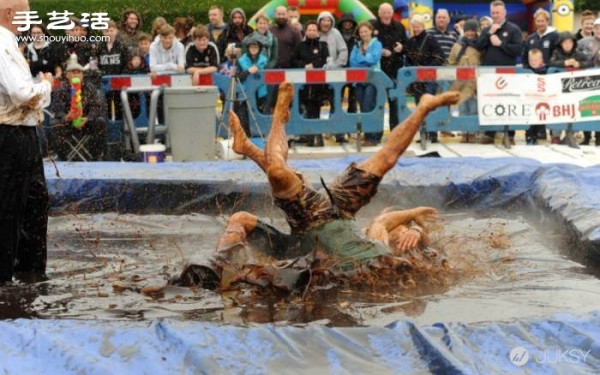 Super Crazy World Mud Wrestling Contest, do you dare to challenge it? 