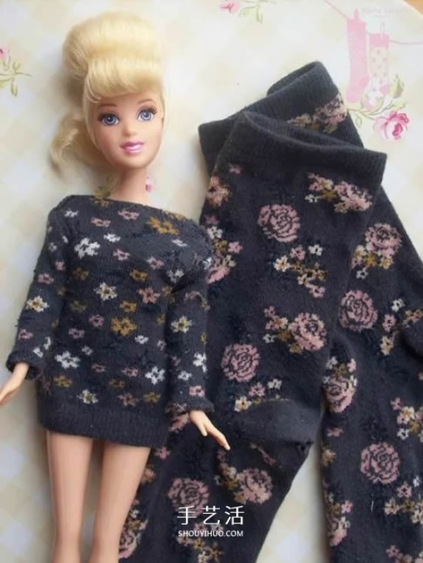 Simple use of socks to make doll clothes has these uses besides wearing them! 