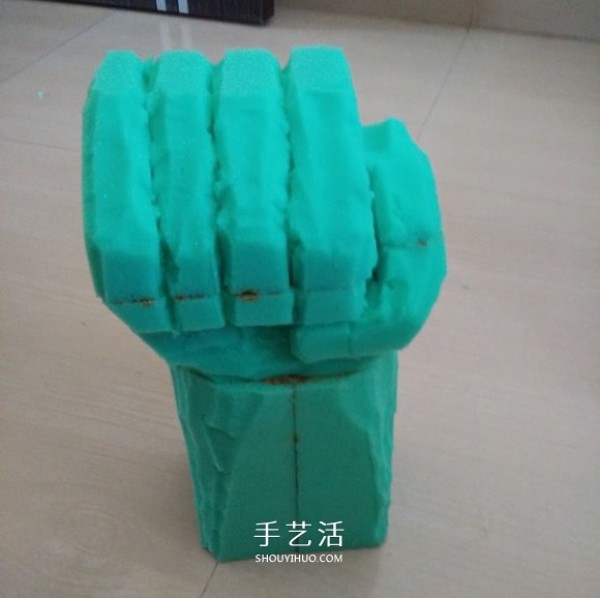 How to make Hulk gloves with sponges