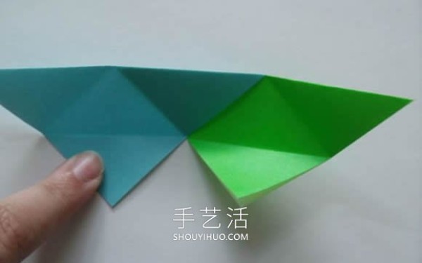 Illustrated tutorial on how to fold an origami triangular storage box using three pieces of paper