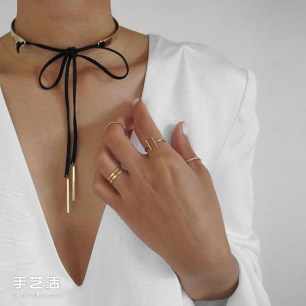 Delicate and simple DIY strap necklace can easily exude femininity