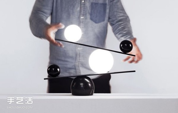 The clever balance between black and white, the lamp magicians balanced desk lamp design