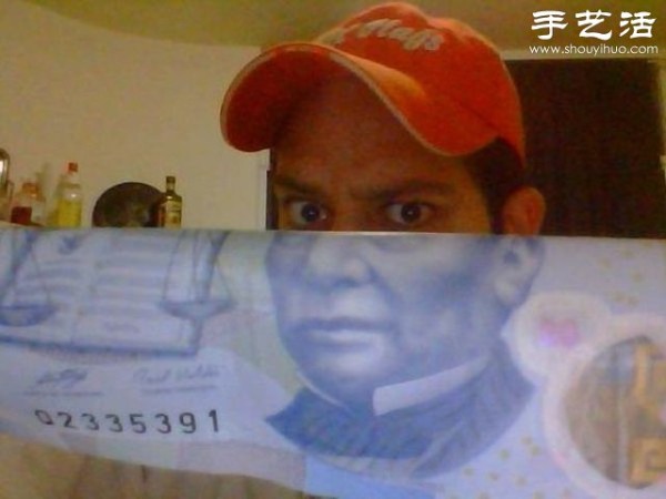 Creative Photography DIY: Take a photo with the leader on the banknote