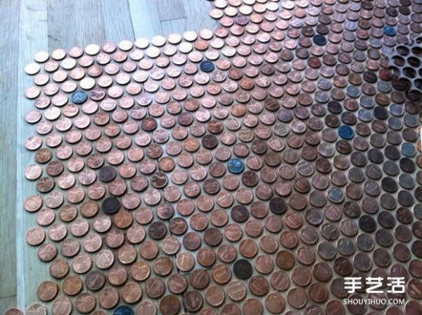 Tens of thousands of one-cent coins to pave the floor to make the floor shiny and golden. What a rich man!