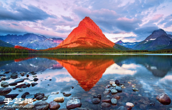 A shocking reflection photo of the same scenery on the water