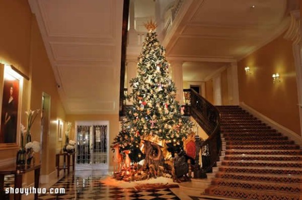 Christmas tree transformation: a creative Christmas tree created by a fashion designer