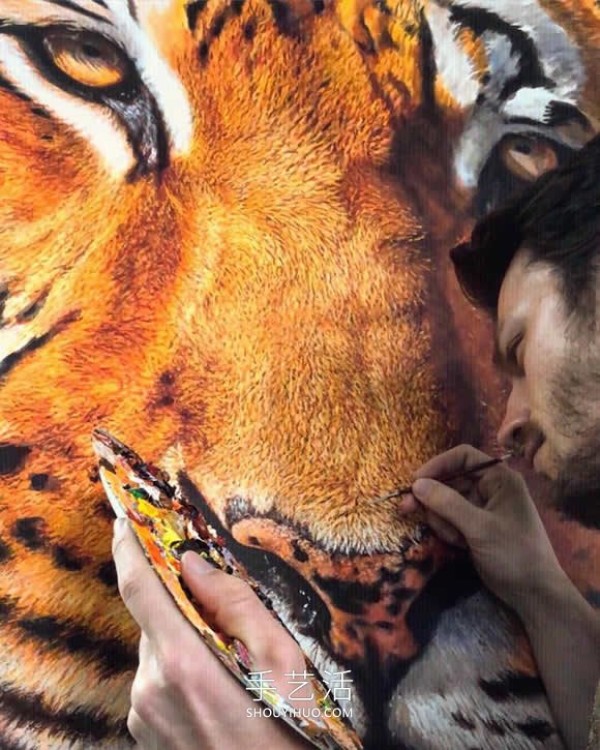 Its like its jumping off the canvas! Realistic paintings capture the beauty of wild animals