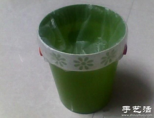 Environmentally friendly DIY trash can can be covered with plastic bags of various sizes