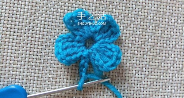 Illustration of the basic crochet method for cute five-petal flowers and crocheting small woolen flowers