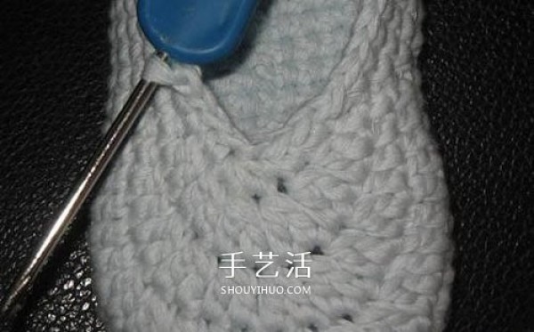 Illustration of how to knit baby warm woolen shoes by hand-knitting baby shoes