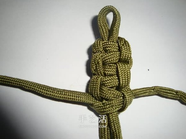 Knit a paracord bracelet of the same style as Survival in the Wilderness and give it to your boyfriend~