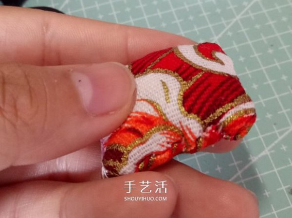 Chou Chou will show you how to make beautiful doll clothes by hand