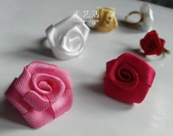 Illustration on how to fold a rose on a ribbon and DIY a nice-looking rose ring