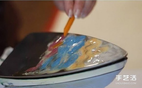 Creative iron painting method melts the crayons and draws beautiful patterns