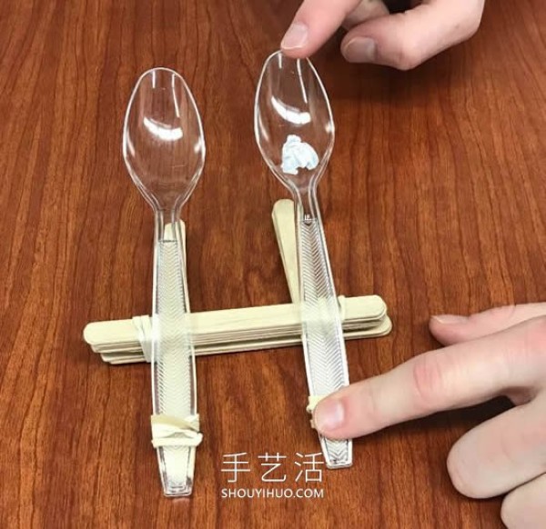 Homemade double catapult toy only requires popsicle sticks and plastic spoons