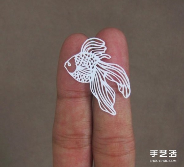 The art of paper-cutting is so exquisite that even feathers can appear on the paper