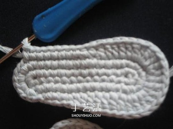 Illustration of how to knit baby warm woolen shoes by hand-knitting baby shoes