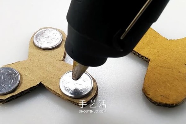 Video tutorial on making fidget spinners from cardboard