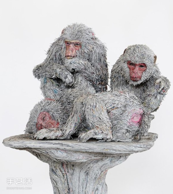 Animal sculptures whose hair tips are rubbed one by one with newspapers