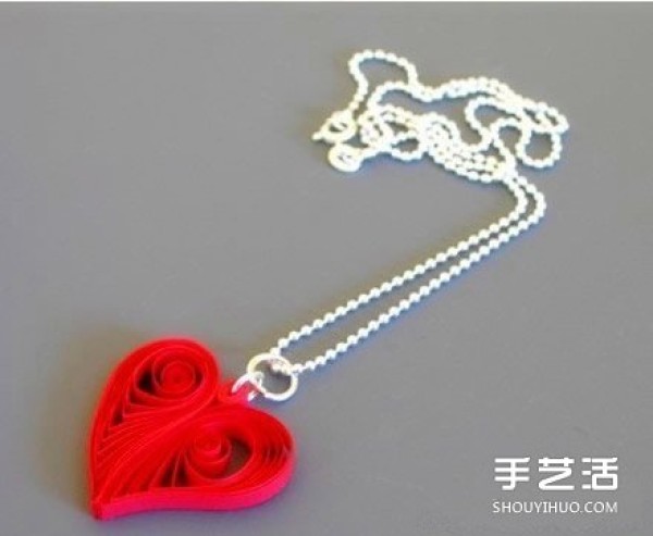 quilled paper love necklace pendant DIY quilled paperHeart-shaped curling pendant production