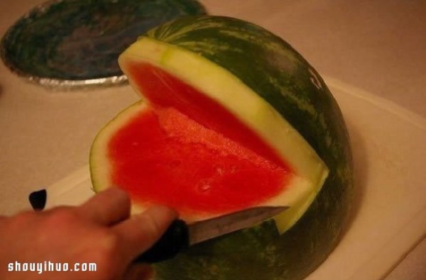 Fruit carving: Use watermelon to carve a shark with a big mouth.