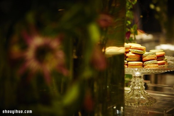 The perfect fusion of Japanese floral arrangements and French dessert macarons