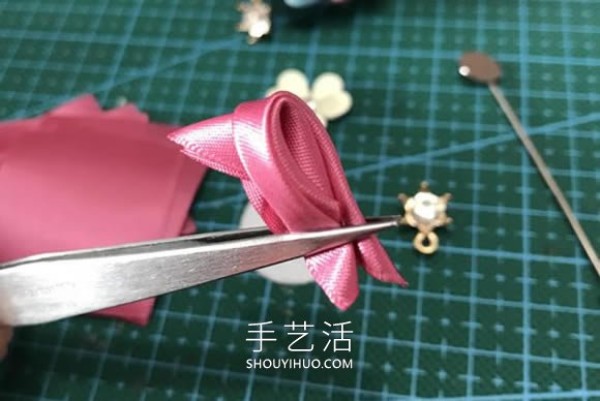 It’s not difficult to make a homemade flower-shaped brooch if you know how to make petals from a ribbon! 