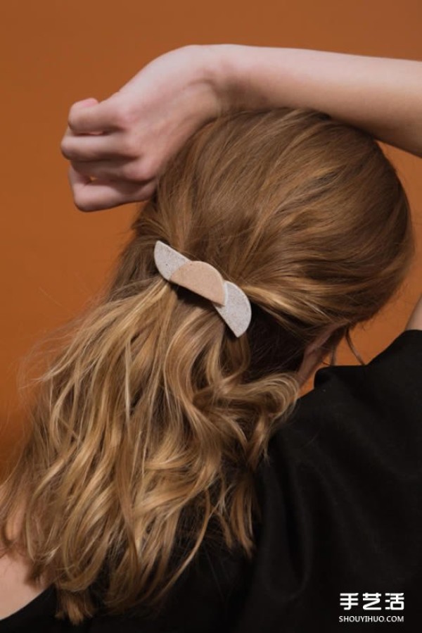 Three simple hair accessories to create a charming hairstyle for girls.