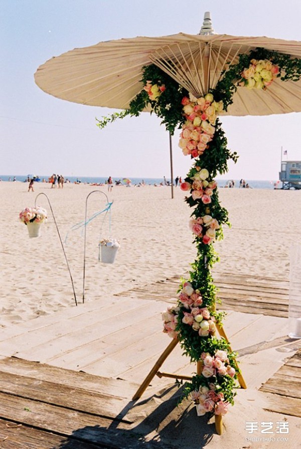 Unique theme wedding layouts: Umbrellas can make weddings so beautiful